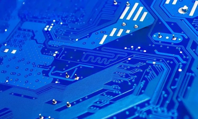如何決定 PCB 中差分對的過孔阻抗？